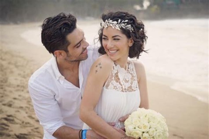 B&aacute;rbara Mori and Kenneth Ray Sigman wedding picture.
