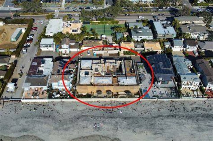 Bill Gates turns $43M mansion into 'bachelor pad' nuisance 2 Bill Gates tears down $43 million San Diego estate to build bachelor pad.