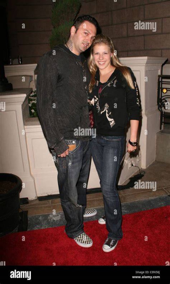 Cody Herpin is wearing a black shirt and Jodie Sweetin is wearing a sleeveless dress.