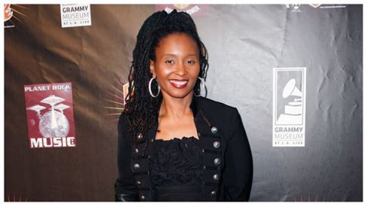 Dee Barnes - Age, Family, Bio