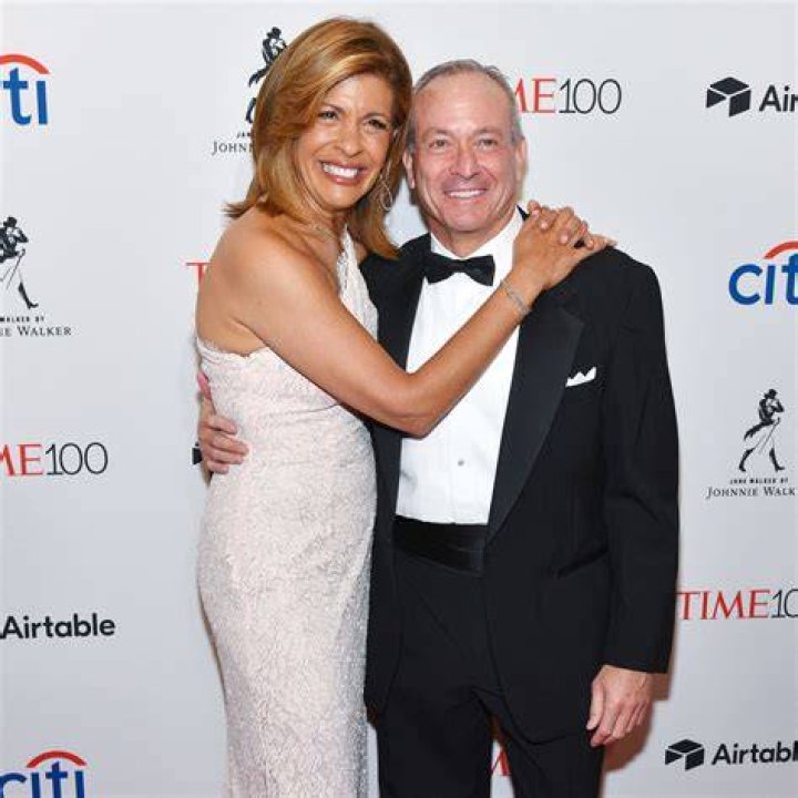 Hoda Kotb and Joel Schiffman Became an Engaged on November 25, 2019.