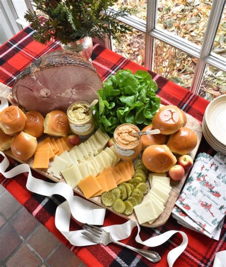 How do you garnish a ham tray?