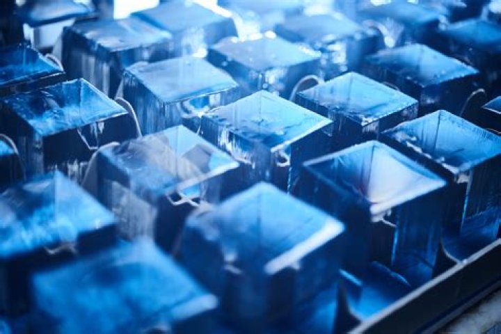 How long does it take for blue ice to freeze?