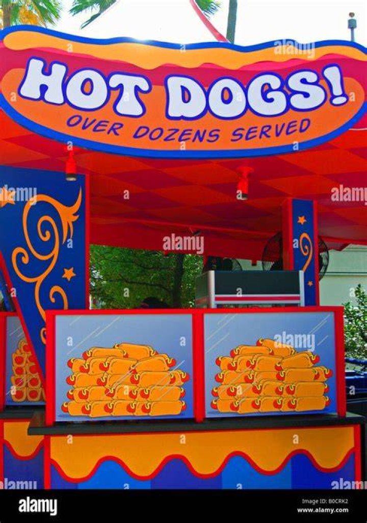 How much does a hot dog vendor make a year?