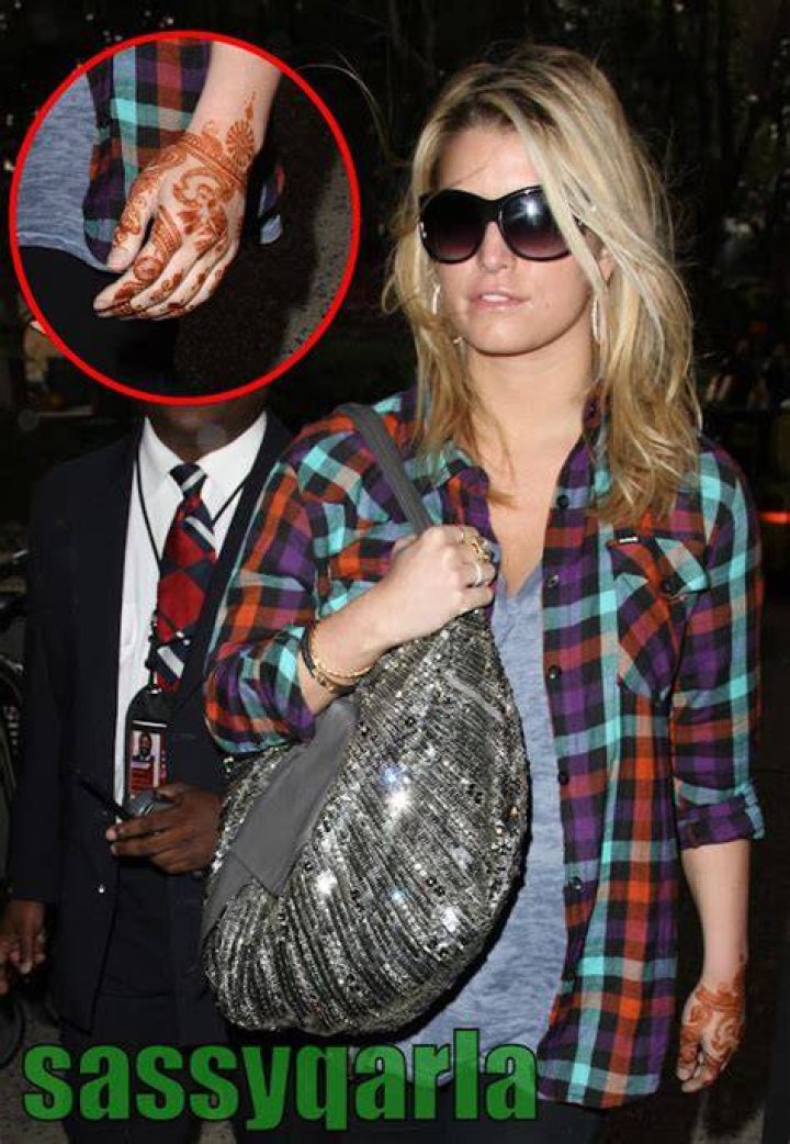 Jessica Simpson Returns From India With a Henna Tattoo!