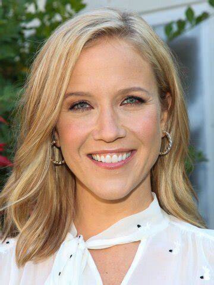 Jessy Schram Bio (Wiki) 