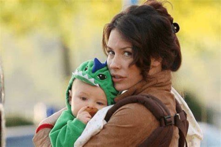 Kahekili Kali's mother Evangeline Lily in a post pregnancy photoshoot.