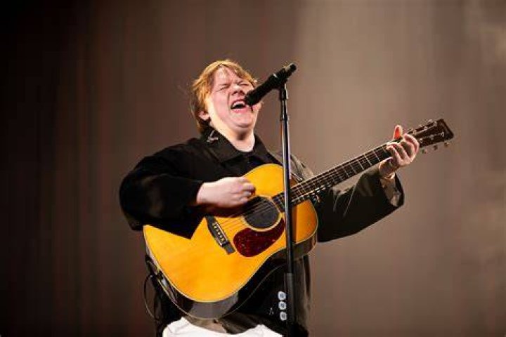 Lewis Capaldi, Scottish Singer-songwriter is dating a student, Catherine Halliday!