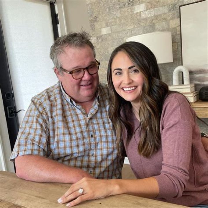 Lindsay Schweitzer, 50 is engaged to boyfriend Eric Stonestreet, 49! Lindsay Schweitzer, 50 is engaged to boyfriend Eric Stonestreet, 49!