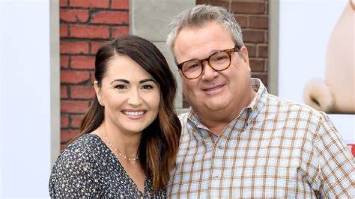 Lindsay Schweitzer is engaged to boyfriend Eric Stonestreet! Modern Family actor Eric Stonestreet