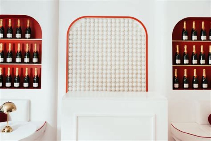 moet inside 250309