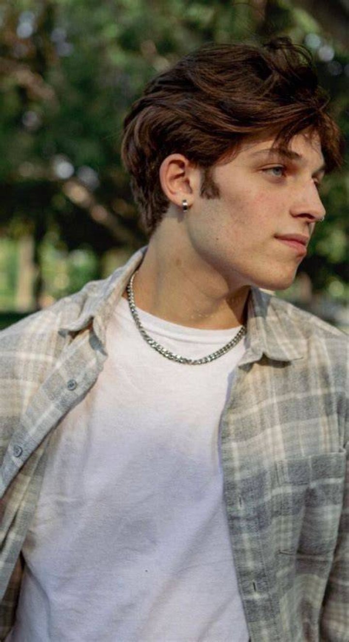 Nicolas Sturniolo is wearing a white shirt with deer on it.
