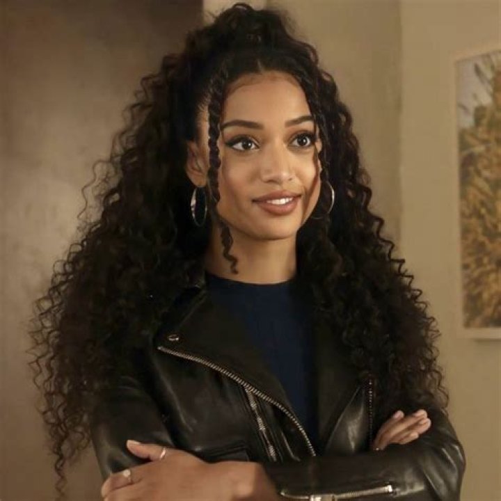 Samantha Logan photo 2