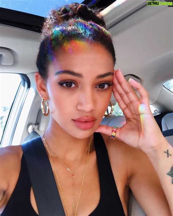 Samantha Logan photo 3