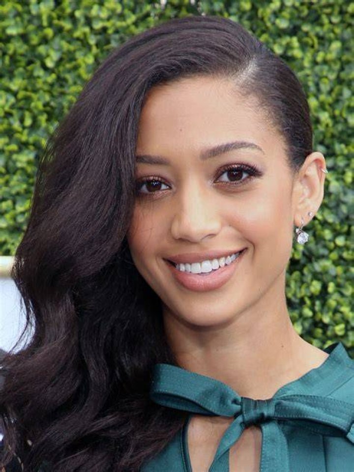 Samantha Logan photo