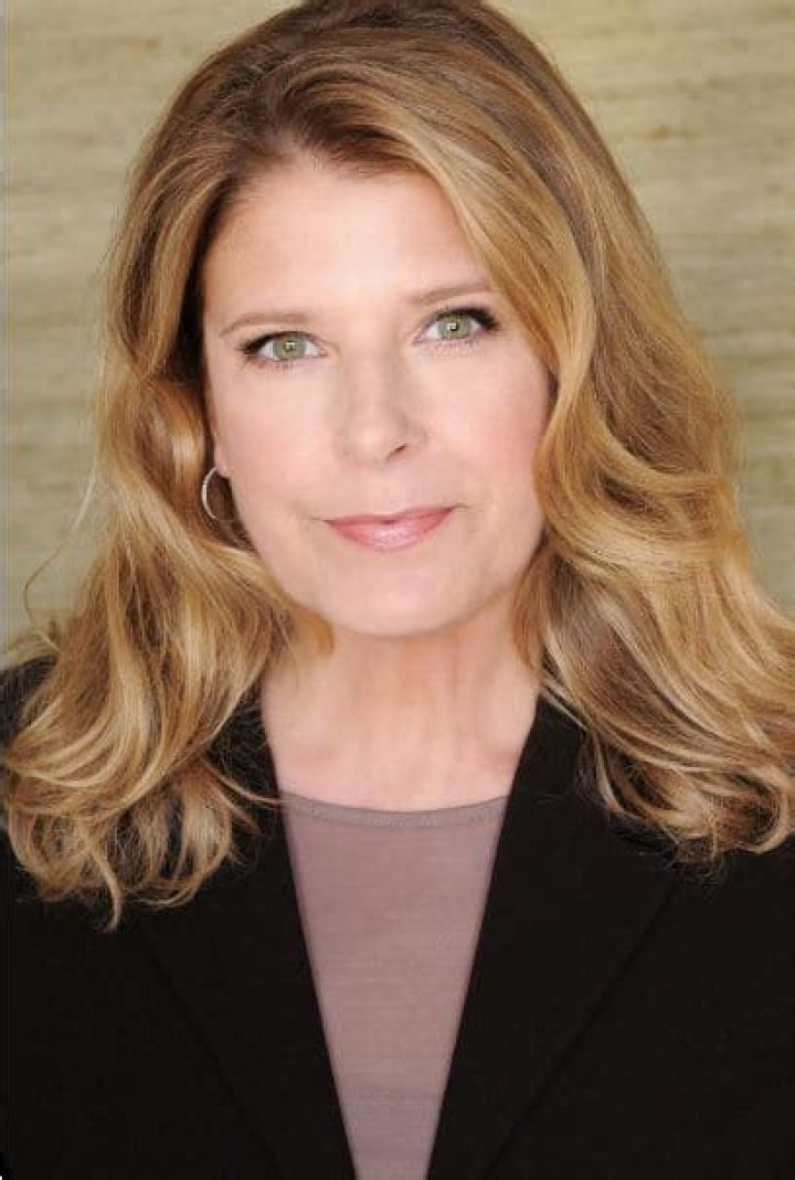 The actress Alison LaPlaca is married to her Oen House co-star Philip Charles Mackenzie.
