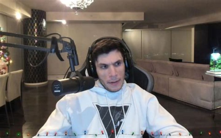 Trainwreckstv (Tyler Niknam)'s pet Dog (Trainwreckstv)