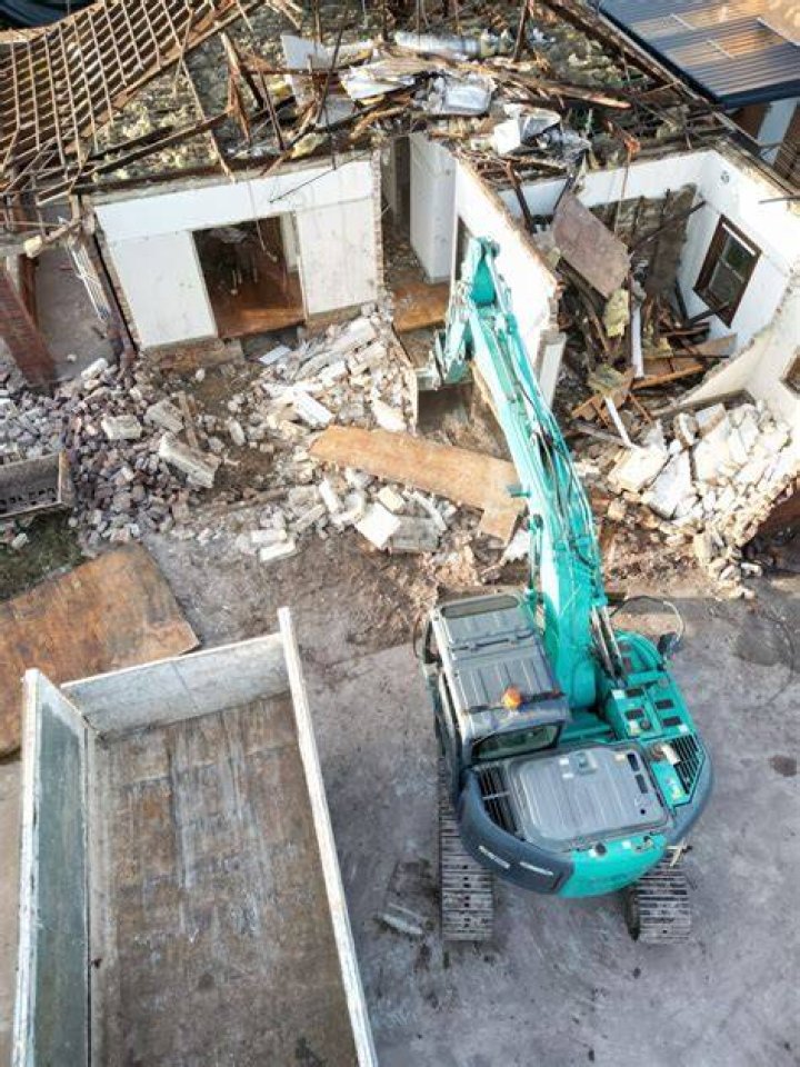 What qualifications do you need to be a demolition expert?