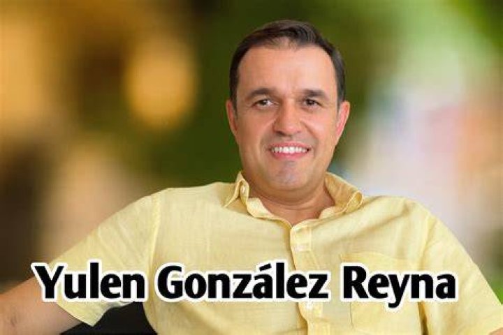 Yulen Gonz&aacute;lez Reyna's parents posing for a photo shoot.