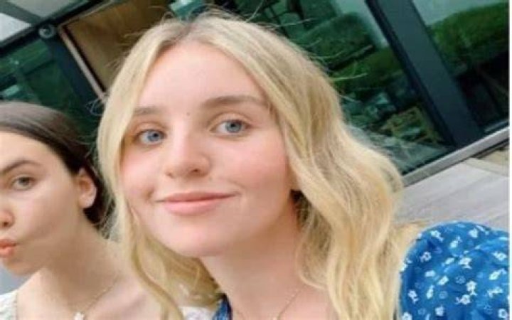 Zoey Glazer posing with her mother by wearing white dress.